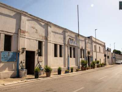 Superata l�entrata del molo, scorgiamo dopo pochi metri sulla sinistra un ingresso...